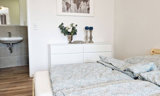 Brake Apartment | Weser Pension - Twin room with private bathroom no. 4
