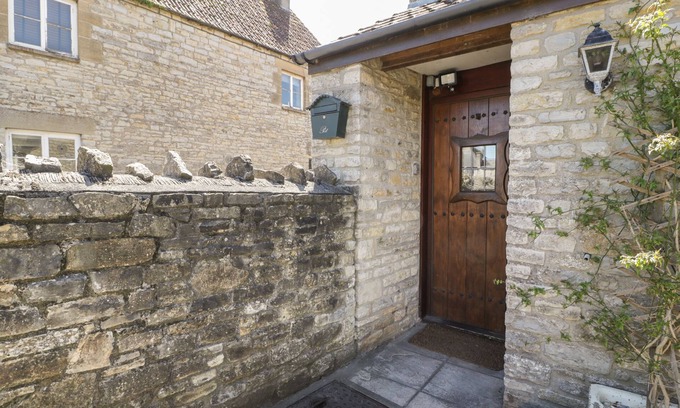 Pilton House | WESLEY HOUSE, pet friendly, with open fire in Pilton