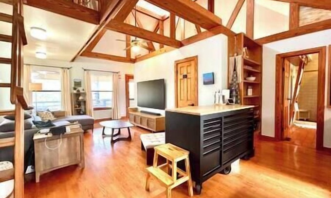 Austin Lake Estates House | West Austin Light-filled Retreat