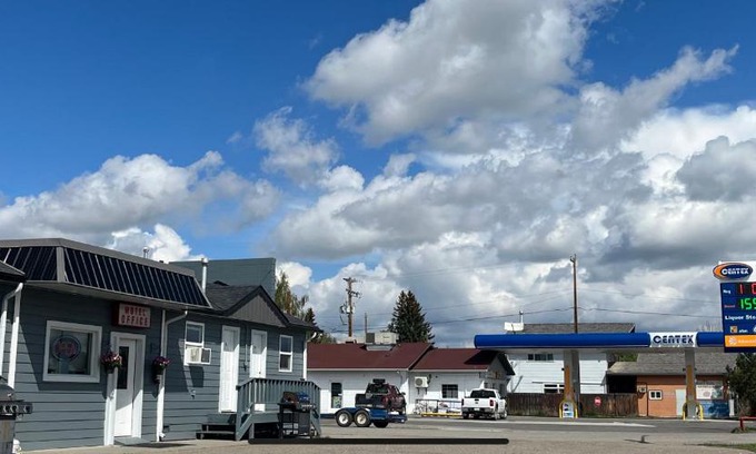 Pincher Creek Hotel | West Castle Motel