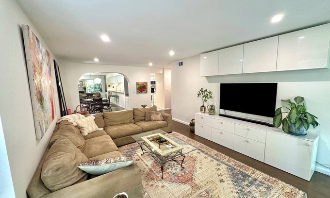 West Hollywood Condo | West Hollywood Quiet condo with many amenities, 2 blocks from St. Monica Blvd