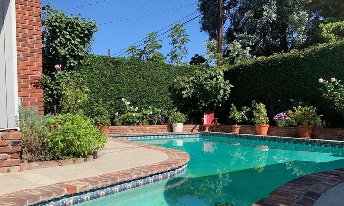 West Los Angeles House | West LA charmer with private pool sleeps 4-6. Registration No: HSR22-000493