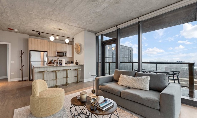 West Loop Apartment | West Loop Duo: 2 Stylish 2BRs, Walk to Dining