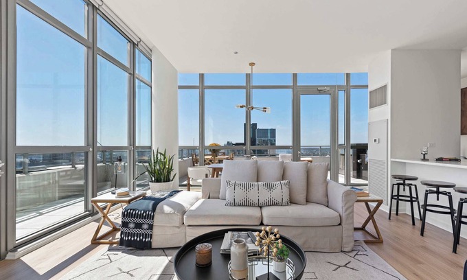 Downtown Chicago Apartment | West Loop PH: Unmatched Views & Private Deck