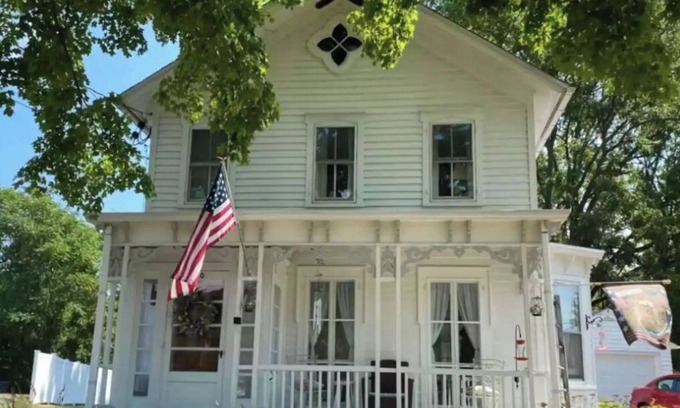 Esopus Cottage | West Park/Esopus Victorian - 2 King and 1 Queen Bed