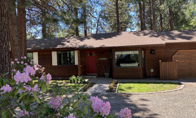 Westbrook Meadows House | West Side on Road to Mountain & Biking │Hot Tub │Tucked in the Pines