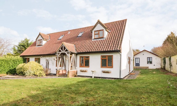 Horseheath Cottage | WEST VIEW COTTAGE, pet friendly in Linton, Cambridgeshire