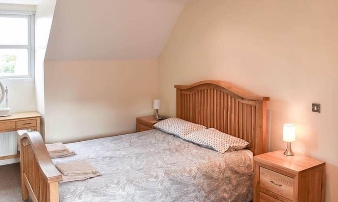 Normanton House | West Yorkshire-Three Storey Townhouse -Free parking