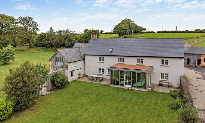Christchurch House | Western Farm - Six Bedroom House, Sleeps 14