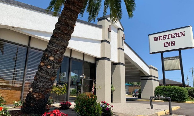 South Pensacola Hotel | Western Inn - Pensacola