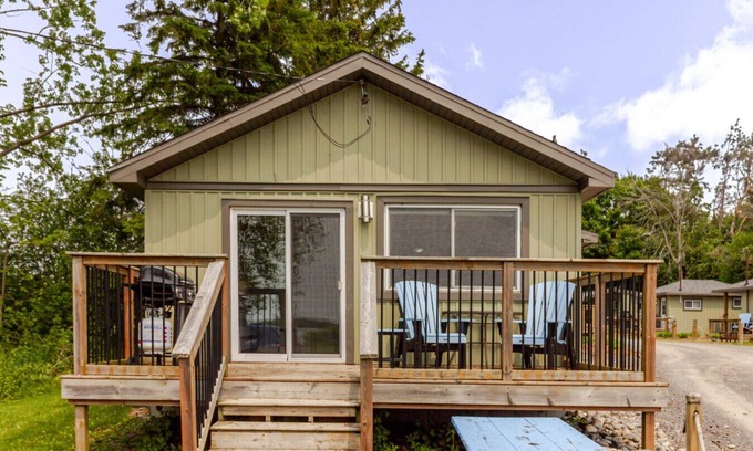 Bloomfield House | Westlake Cottages - Wellington Lodge, right on the lake
