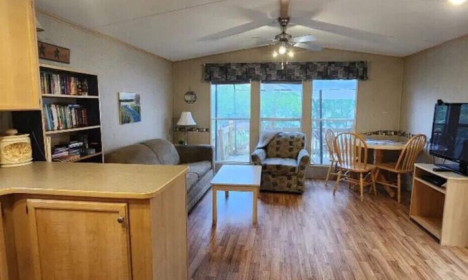 Picton Cabin | Westlake Dunes View Beach-FREE Pontoon Boat Rental