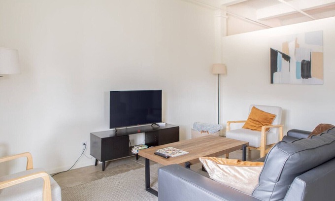Westown Apartment | Westown 2BR Apt Near Fiserv, Baird, and Theater District