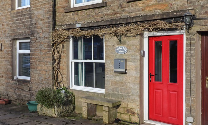 Hawes Cottage | WETHER FELL VIEW, romantic, character holiday cottage in Hawes