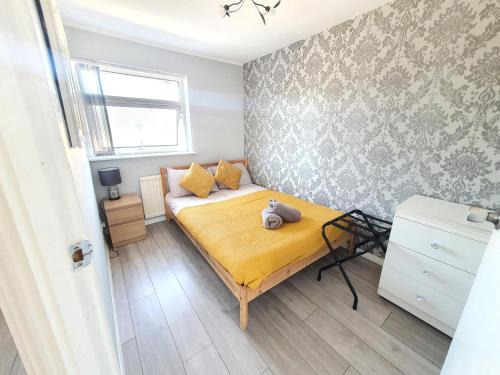 Luton House | Wetherne House, Beautiful Home, Parking Garden WiFi Self Check-in