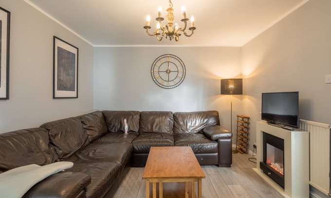 Luton House | Wetherne House w/Parking & Self Checkin near L&D Hospital, Cul De Sac