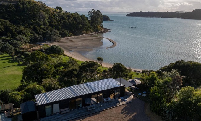 Omiha House | Wharetana Bay Villa - Wharetana Bay Villa is a luxury one-bedroom, one-bathroom villa with an attached one-bedroom, one-bathroom sleepout making the property perfect for two couples or small family groups.