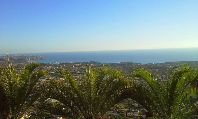 Peyia Town Villa | Where The Gods Live - Free Car Hire, Free Aircondition, LARGE GROUPS, WEDDINGS