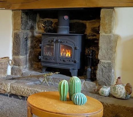 Tansley House | Whimsy by the Peaks, private parking, fenced garden, good walks, pub