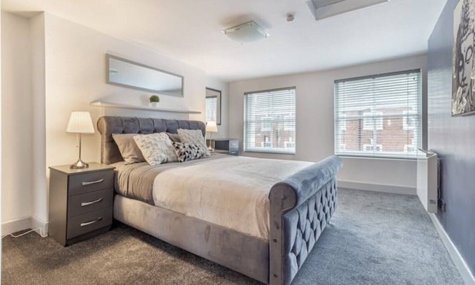 Worcester Apartment | WhiskAwayStays - city centre with roof terrace