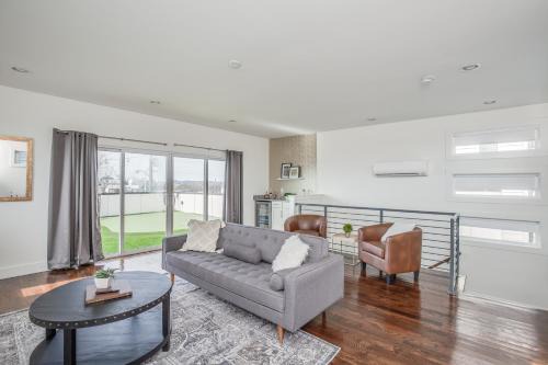 Talbot's Corner House | Whiskey House with Rooftop Golf, City views! 8min to Downtown! Sleeps 9!