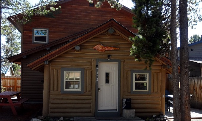 West Yellowstone Cabin | WHISKEY SPRINGS CABINS #1nCozy and delightful, in town convenience