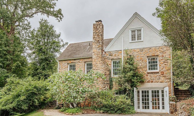 Lewis Mountain House | Whispering Cottage: Walk to Scott Stadium & JPJ