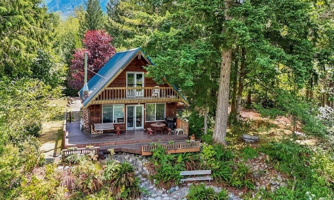 Gold Bar Cabin | Whistling River Cabin in Gold Bar, WA, RiverFront, Mountain View, Pets.