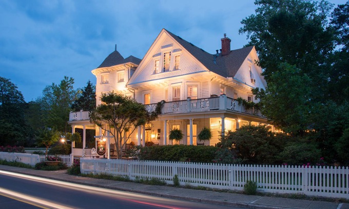 Historic Downtown Manteo Bed & Breakfast | White Doe Inn