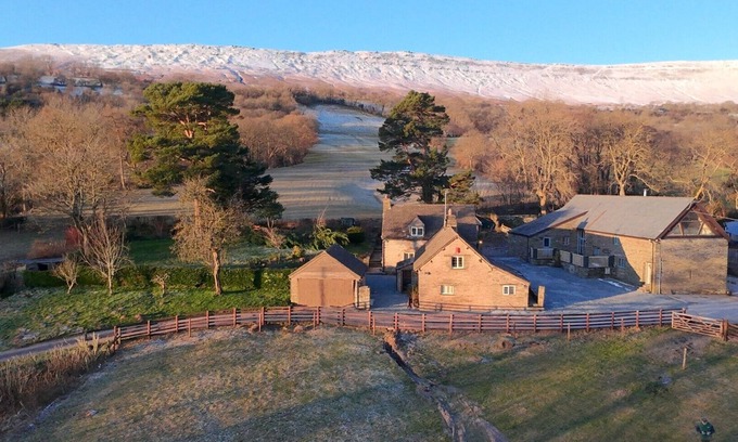 Longtown Cottage | WHITE HAYWOOD FARMHOUSE, pet friendly, with hot tub in Craswall