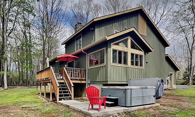 Blakeslee House | White Horse Lodge | Hot Tub, Fire Pit, Boat Slip