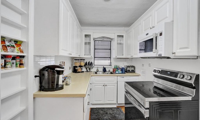 North Central Hollywood Bed & Breakfast | White House Hotel Hollywood