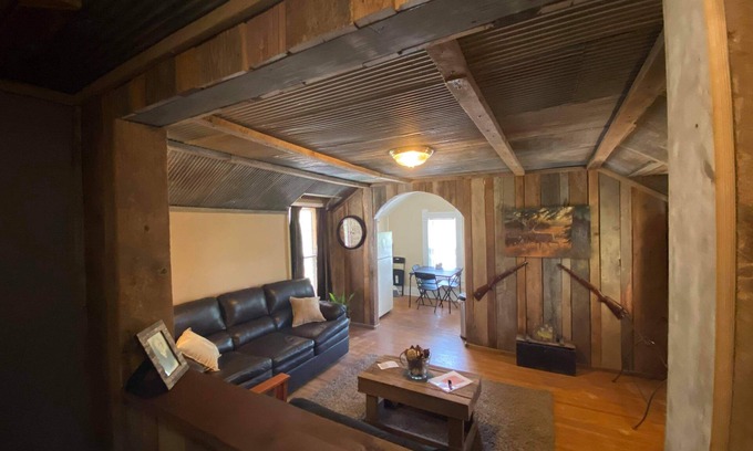 Brookfield Apartment | White House Lodge-Cabin Loft Studio