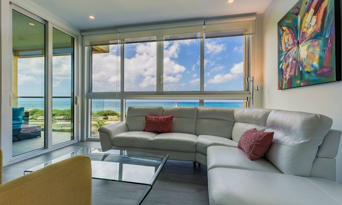 Noord Condo | White Modern Getaway - Oceanfront Apt. Blue-331
