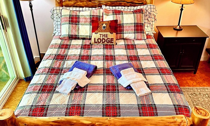 Lincoln Condo | White Mountain Lodge Main Street Lincoln NH Pool Hot tub and full size Kitchen