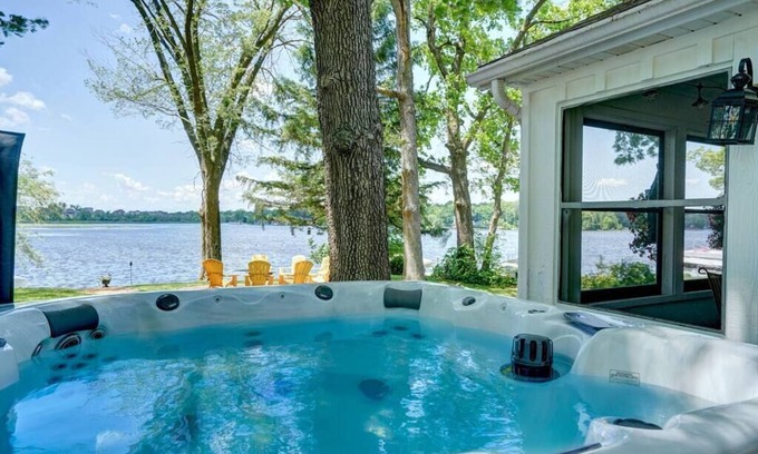 Tichigan House | White Pine Villa-Hot tub, Kayaks, Ice Fishing
