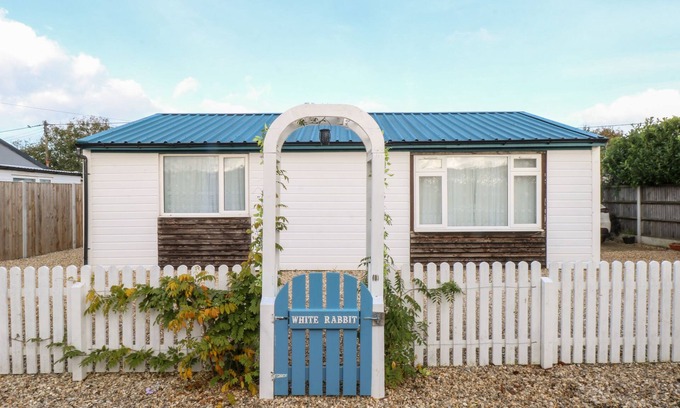 Irstead Cottage | WHITE RABBIT, CROSS LANE, pet friendly in Eccles-On-Sea