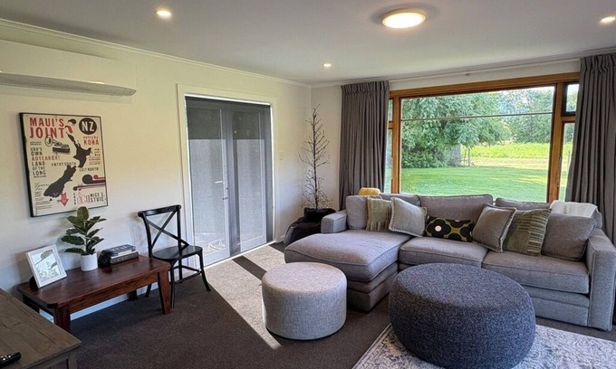 North Loburn House | White Rock Escape! 3-bedroom house with sleepout, Warm & Cozy, Quiet & Private.