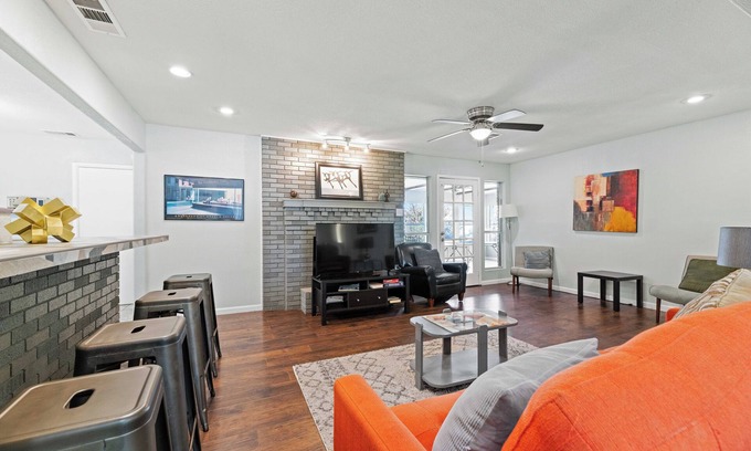 Dallas House | White Rock Estate: Graceful 5-Bedroom Home