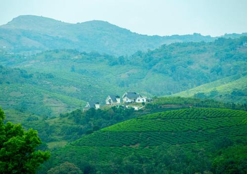 Vagamon Resort | White Stone Vagamon Hilltop Cottage by VOYE HOMES