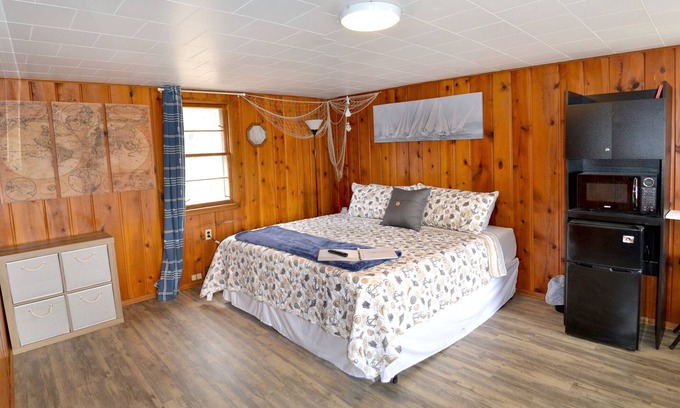 Whitehall Hotel | Whitehall Cottages Boutique Motel - King Bed