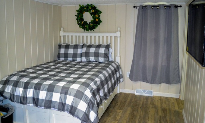 Whitehall Hotel | Whitehall Cottages Boutique Motel - Full Bed