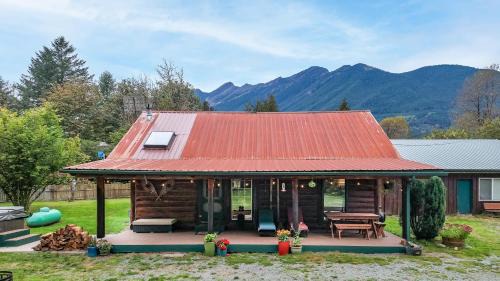 Lime Kiln House | Whitehorse Mountain Retreat - Hot tub - Fireplace