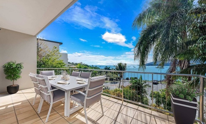 Airlie Beach Apartment | Whitsunday Beachfront Apartment on Broadwater
