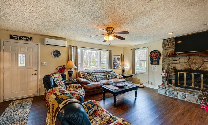 Qualla Cabin | Whittier Vacation Rental Cabin w/Private Hot Tub