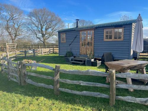 Silverstone Apartment | Whittlewood Shepherd's Hut in Silverstone, Cosy, Rural, Views