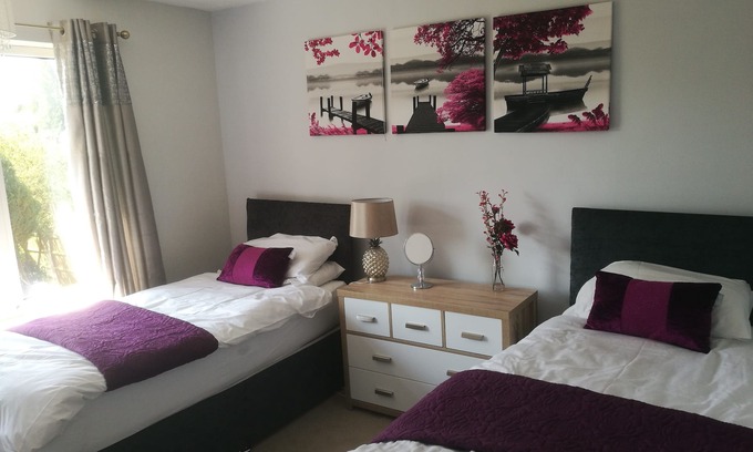 Hinckley House | ★ Whole House ★near town centre ★ off road parking ★