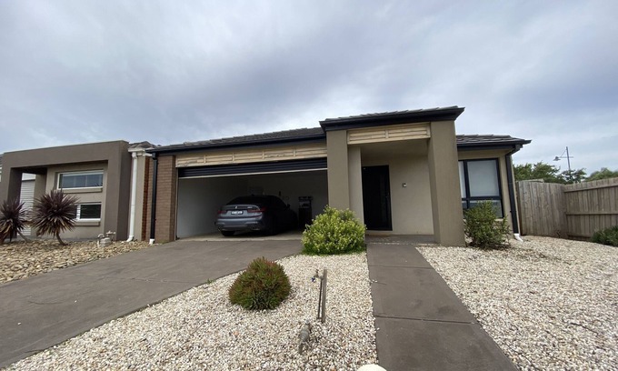 Kurunjang House | Whole house with 4 Queen Beds-Cozy Tranquil House - Close to Melbourne Airport