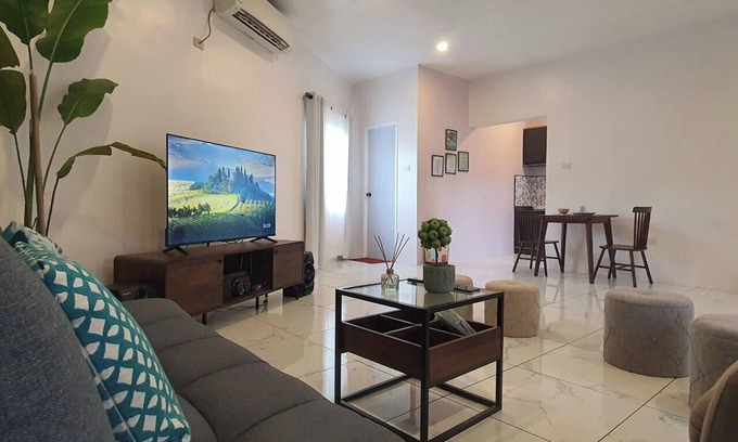 San Francisco House | Whole house with Easy Access to the Beach, City, Hiking, and Diving Spots