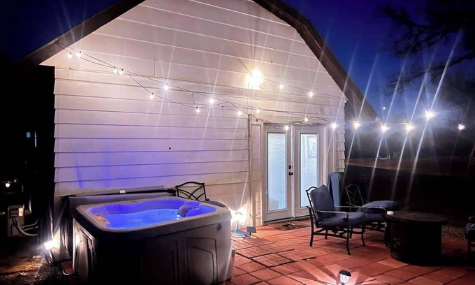 Lawton House | Wichita Mtns Barn@Ft Sill, Medicine Park, Hot tub
